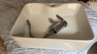 Pila baño y grifo