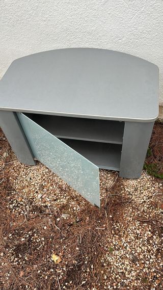 Mueble TV gris con ruedas