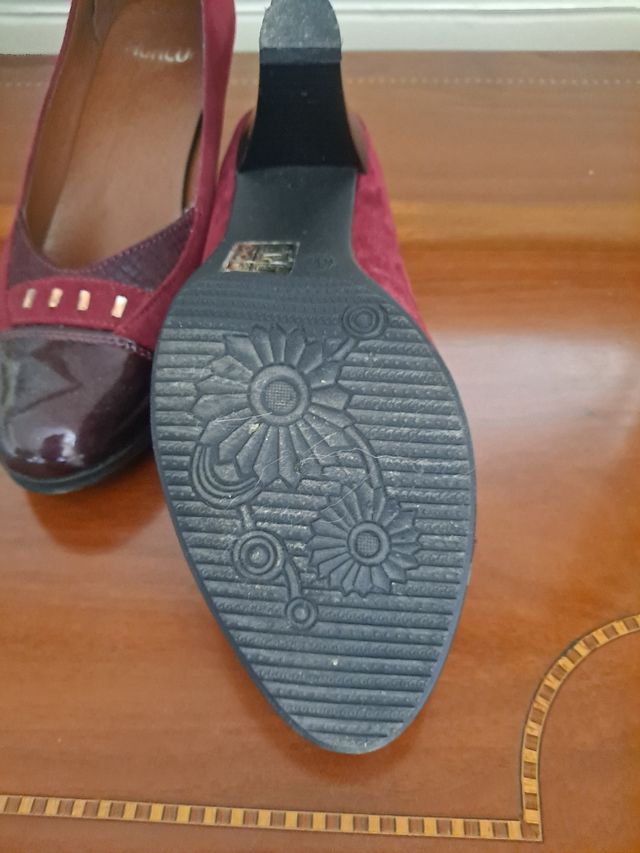 Zapatos ante y charol granates