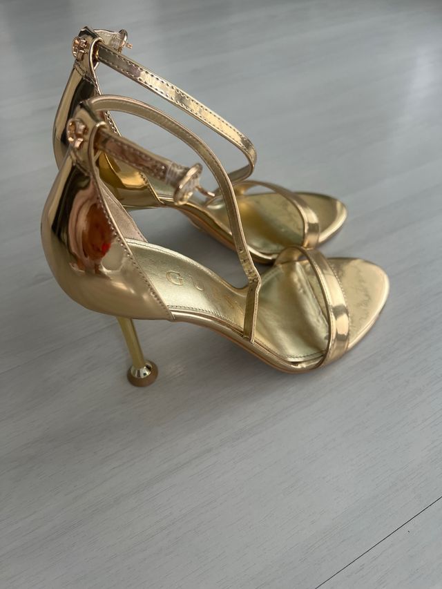 Sandalias dorados  Guess