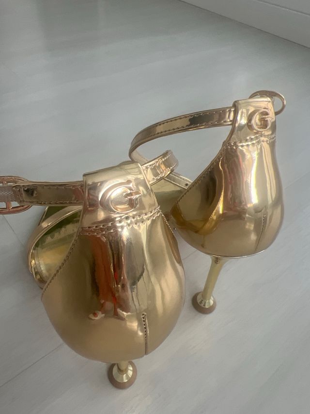 Sandalias dorados  Guess