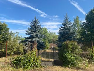 Finca urbana con caseta y leñero