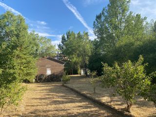 Finca urbana con caseta y leñero