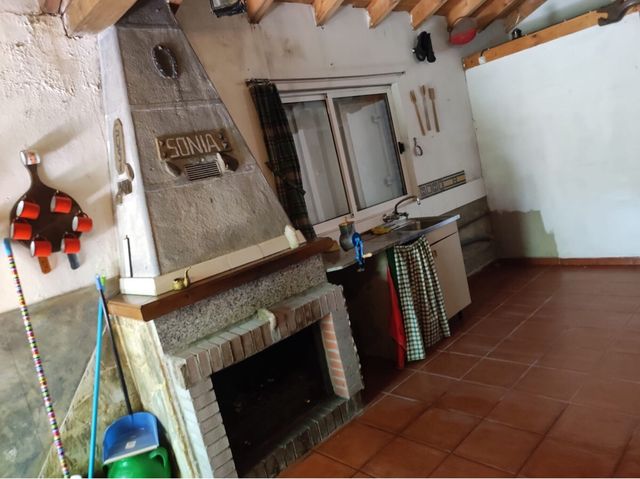 Finca urbana con caseta y leñero