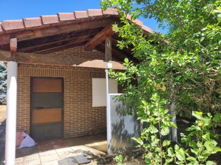 Finca urbana con caseta y leñero