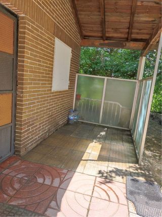 Finca urbana con caseta y leñero