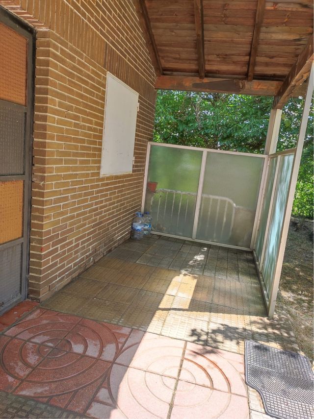 Finca urbana con caseta y leñero