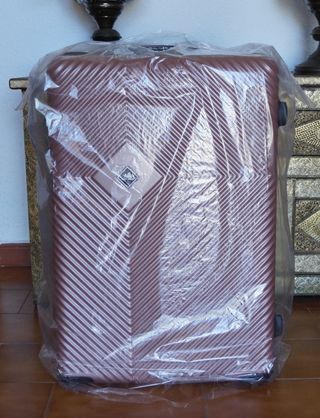 2 piezas de equipaje 1 de 20 kg + 1 de 8 kg 50€