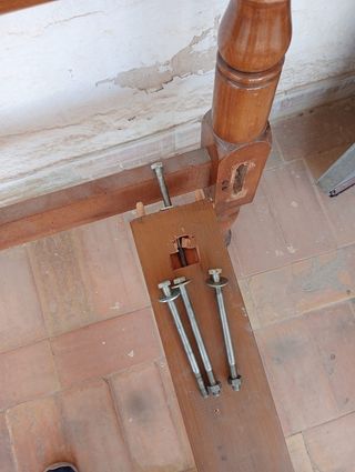 Cama antigua de madera completa.