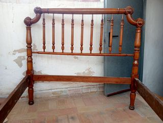 Cama antigua de madera completa.