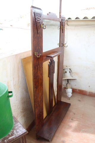 Mueble de entrada con espejo.