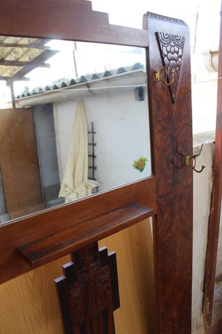 Mueble de entrada con espejo.