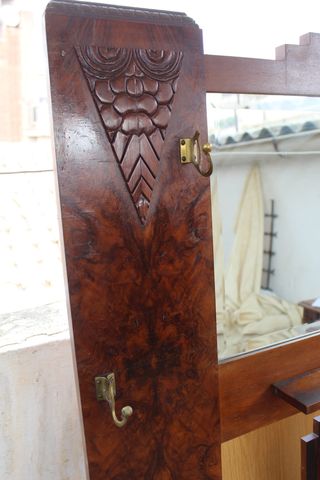 Mueble de entrada con espejo.