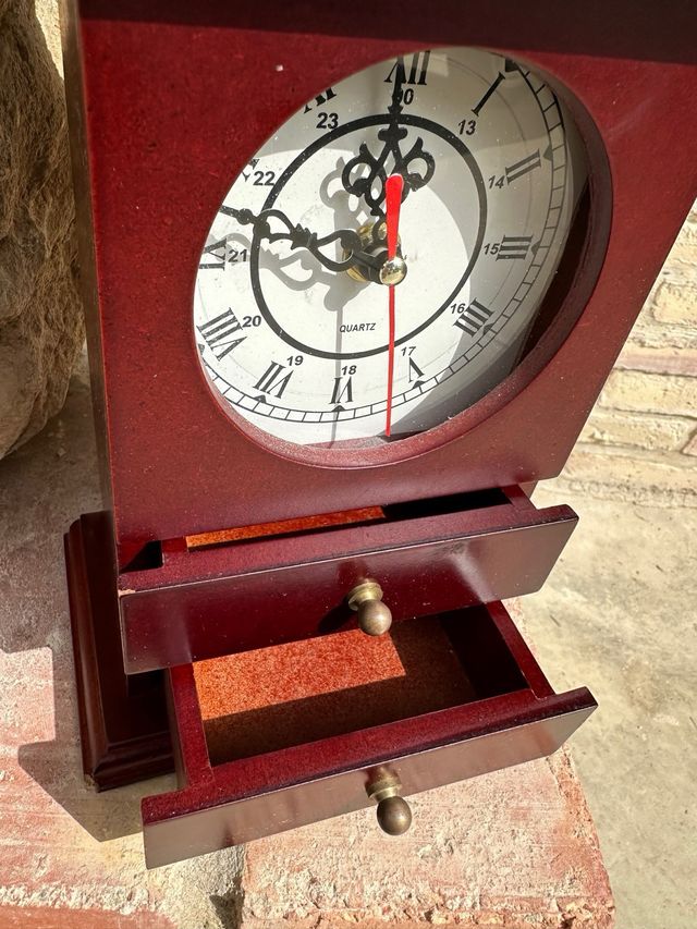 Reloj de madera y cajonero. 