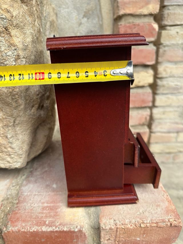 Reloj de madera y cajonero. 