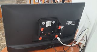 Tv LED LG 24" 2ATK410V con soporte para pared fijo