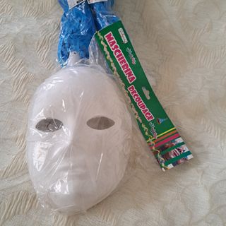 Maschera decoupage e manganelli di coria