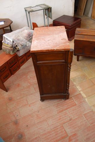 Mesita de madera antigua.