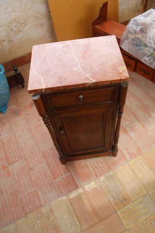 Mesita de madera antigua.