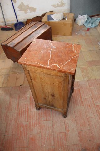 Mesita de madera antigua.