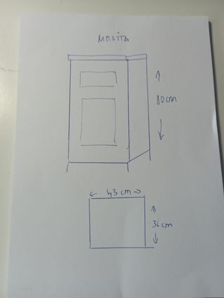 Mesita de madera antigua.