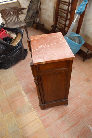 Mesita de madera antigua.