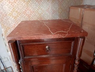 Mesita de madera antigua.