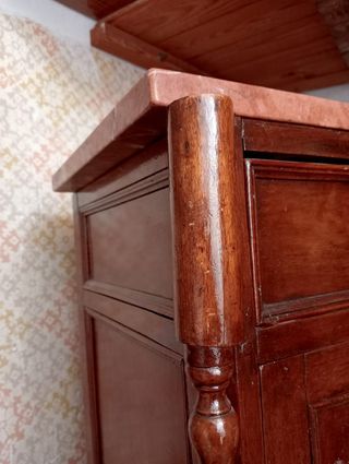 Mesita de madera antigua.