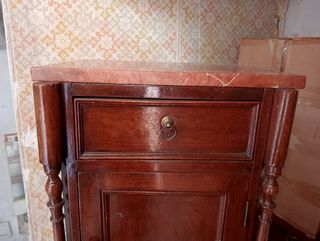 Mesita de madera antigua.