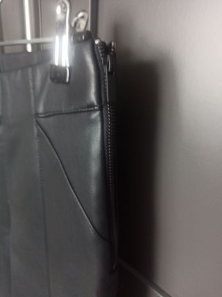 Pantalón polipiel talla S. 