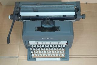 MAQUINA DE ESCRIBIR OLIVETTI LINEA 98