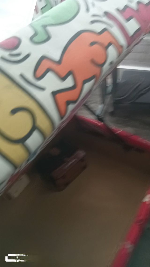 Sofá cama con cajón de almacenaje.