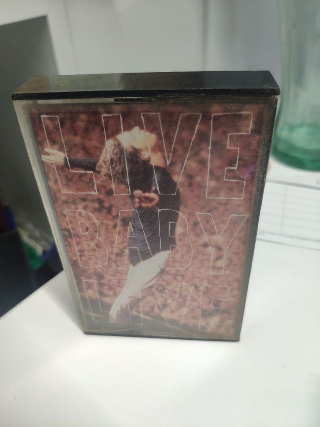 Cinta casette del grupo INXS.  Live baby live