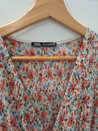 Vestido floral Zara