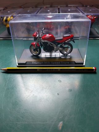 Moto a escala Triumph 955i Speed Triple