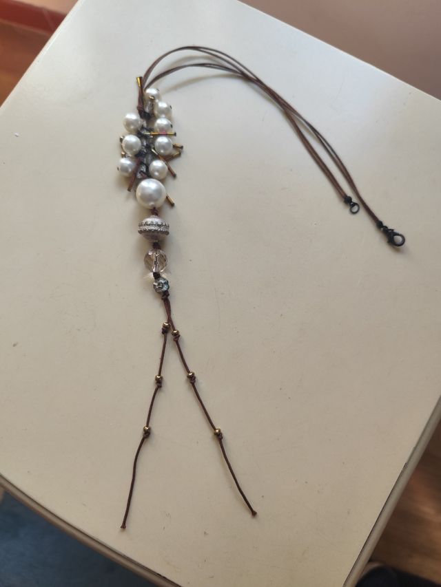 Collar de cuero y piedras 
