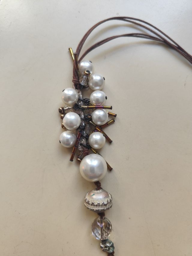 Collar de cuero y piedras 