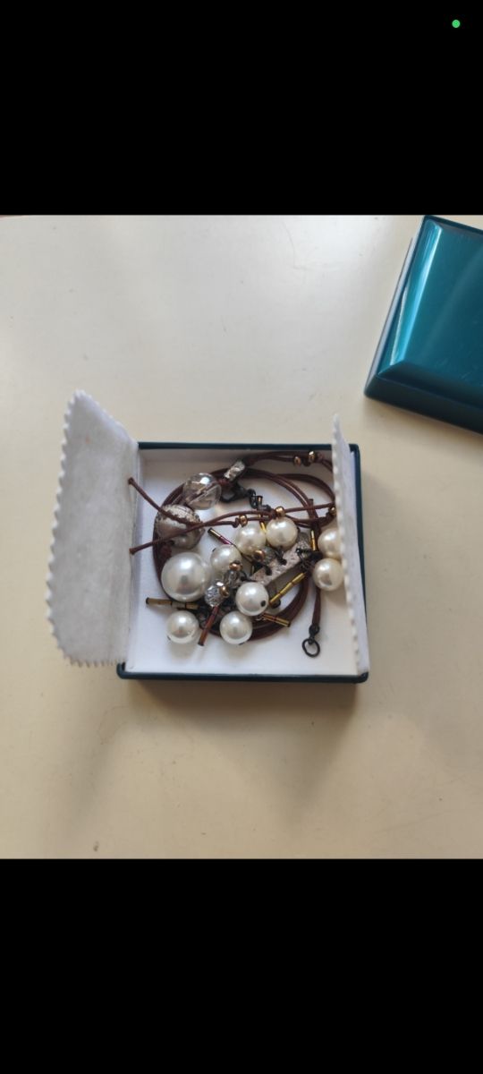 Collar de cuero y piedras 