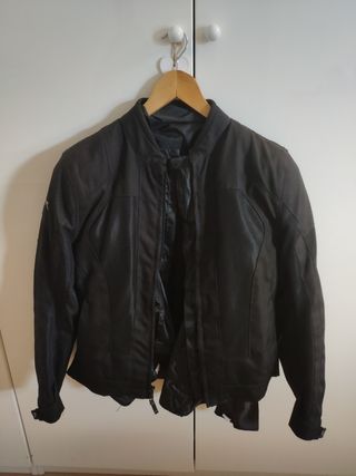 Chaqueta chica moto