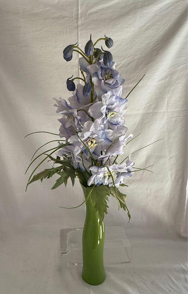 Jarron verde con flores artificiales