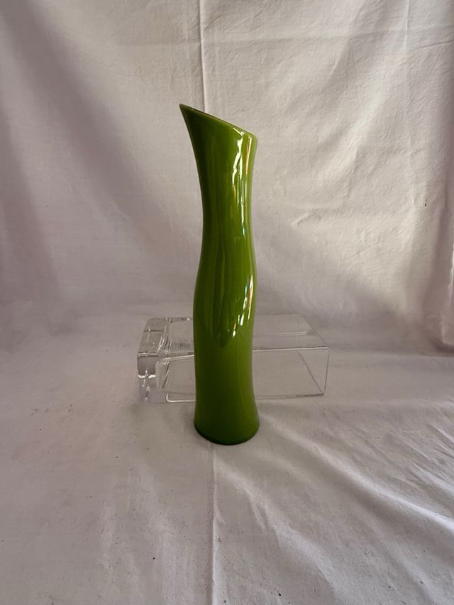 Jarron verde con flores artificiales