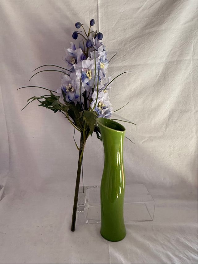 Jarron verde con flores artificiales