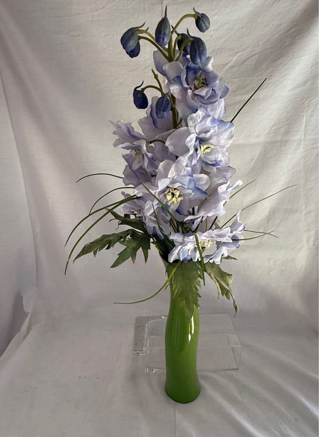 Jarron verde con flores artificiales