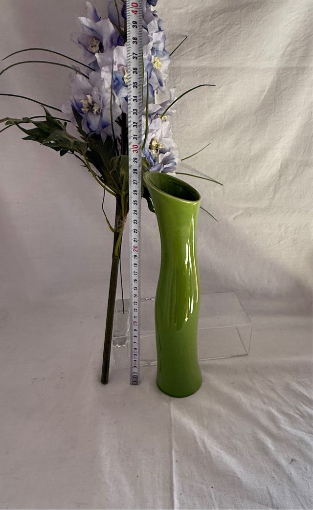 Jarron verde con flores artificiales