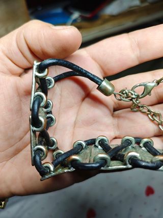 Pulsera de metal plateada