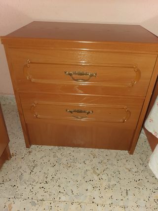 Cómoda y mesitas madera