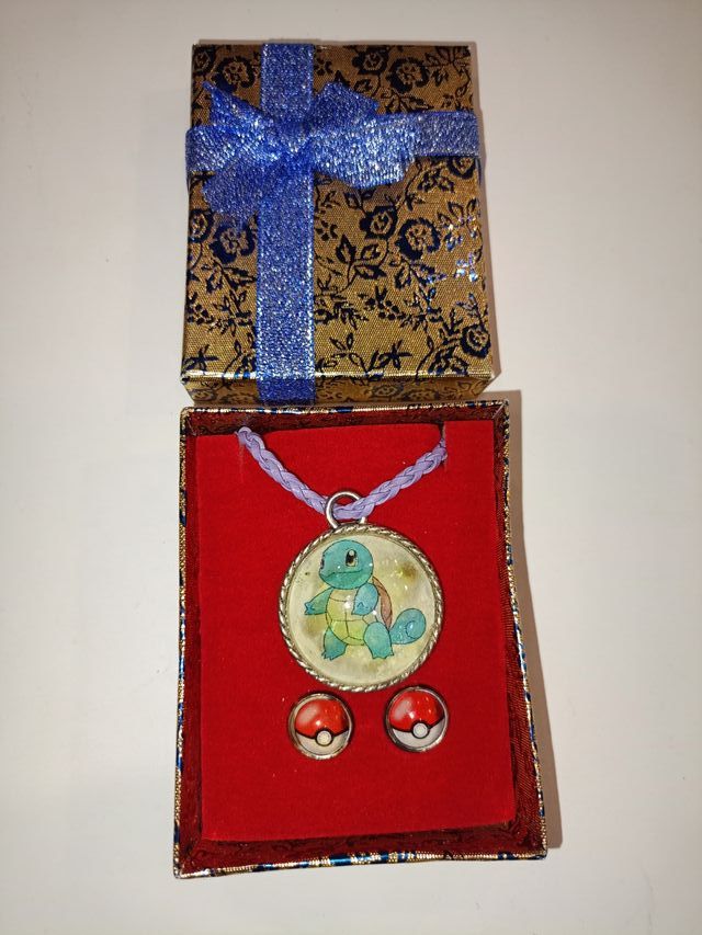 PENDIENTES Y COLGANTE POKEMON CON CAJA DE REGALO