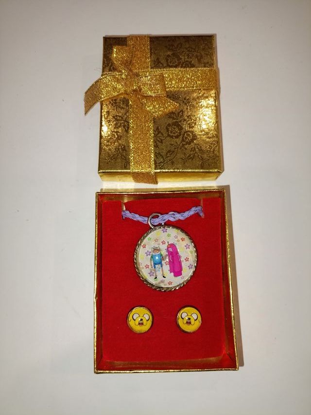 PENDIENTES Y COLGANTE HORA DE AVENTURAS CAJA REGAL