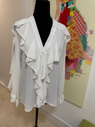 BLUSA blanca con volantes