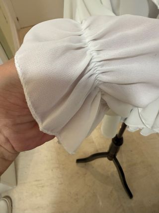 BLUSA blanca con volantes